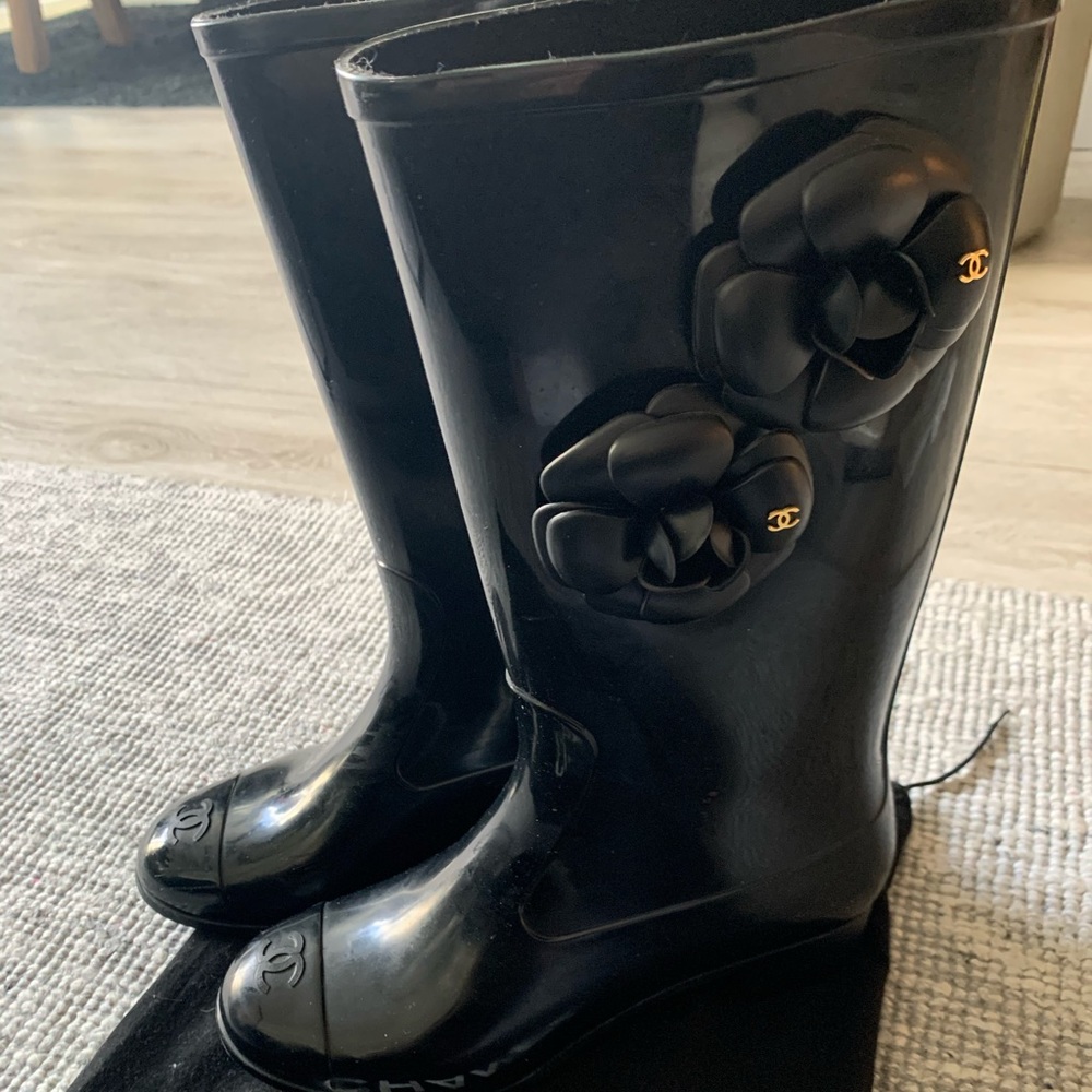 CHANEL Camélia rubber boots